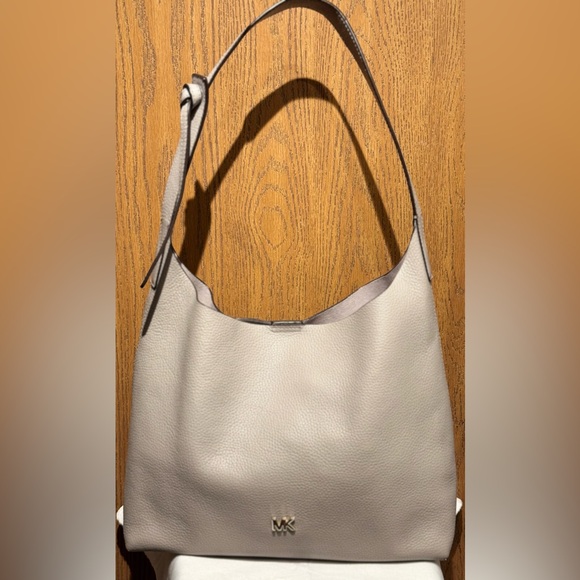 Michael Kors Junie Grey Pebble Leather
Hobo Excellent Condition - Picture 1 of 12